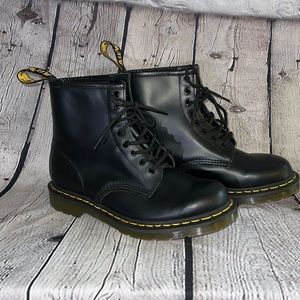 NWOB Doc Martens 11822 Boots size mens 8 womens 9